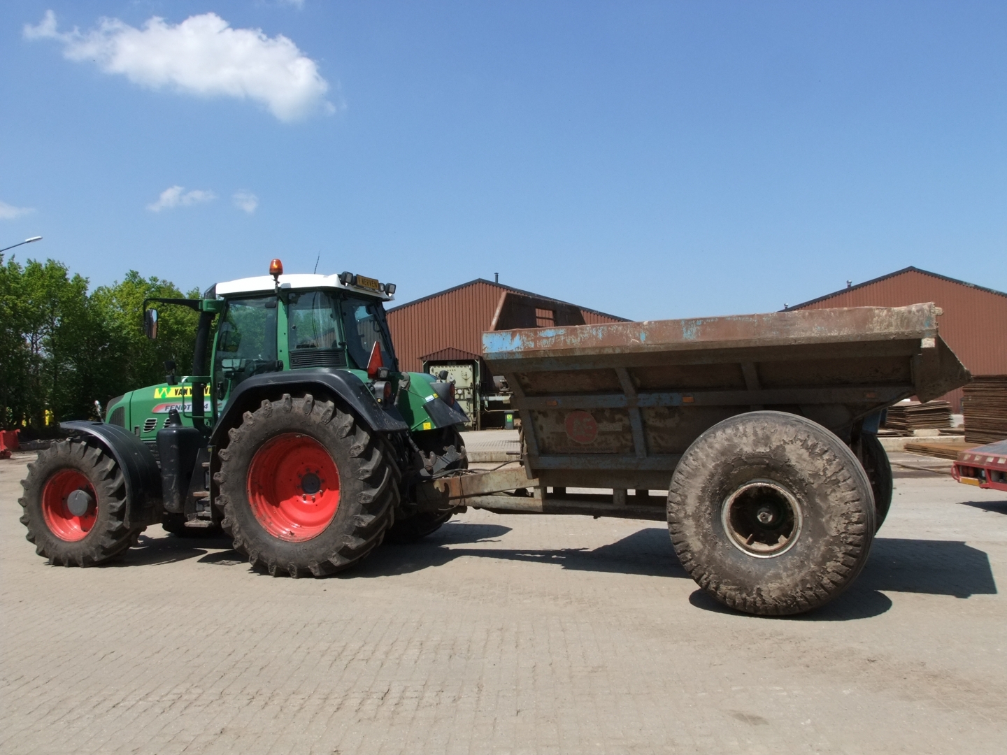 Trekker met dumper 8m3