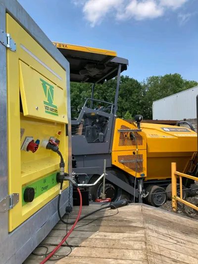 De accubox op de transportwagen van de elektrische asfaltset van Van Gelder