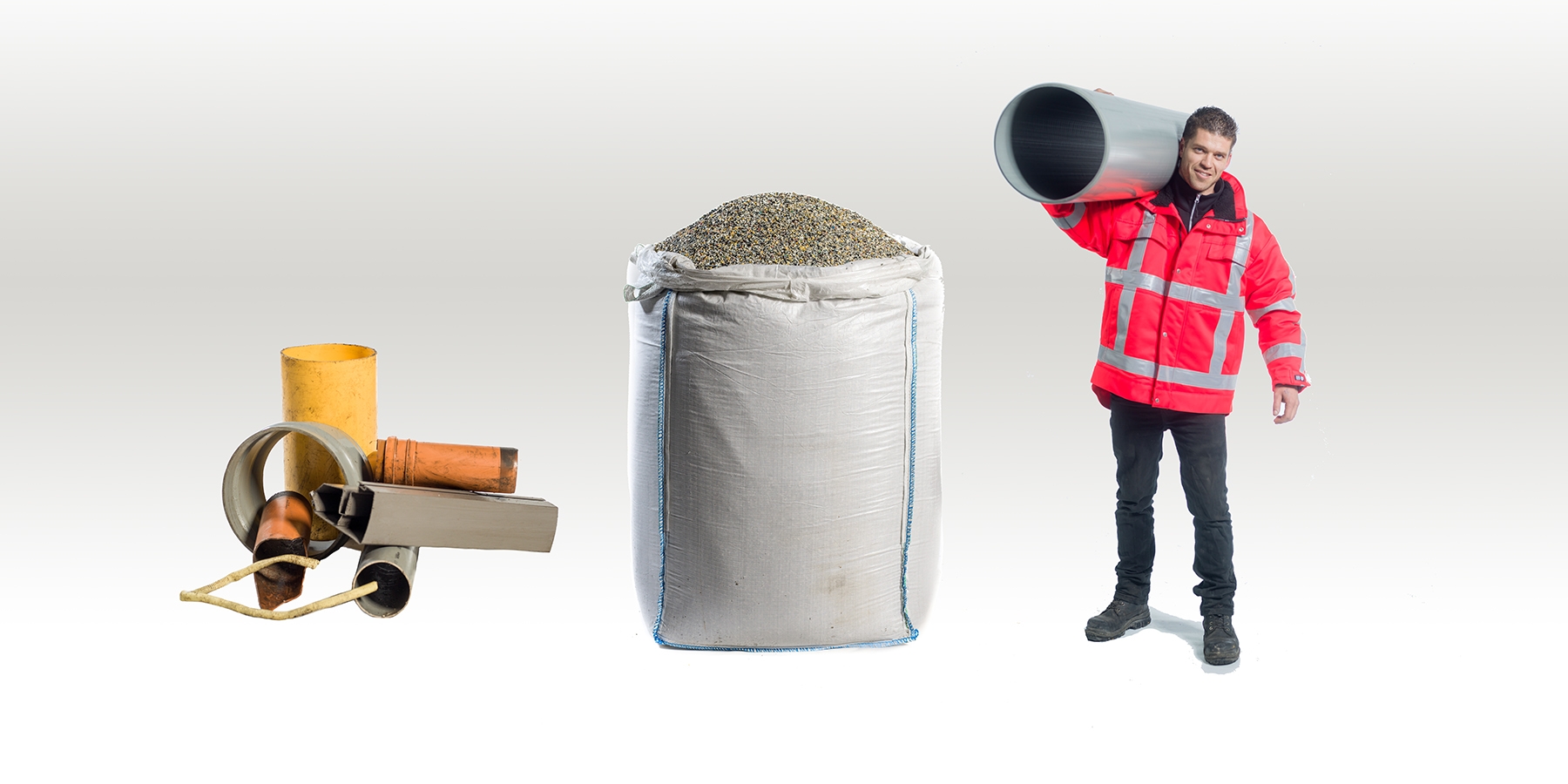 Oude PVC-buizen, een big bag PVC-maalgoed en een medewerker met een nieuwe buis van recyclaat