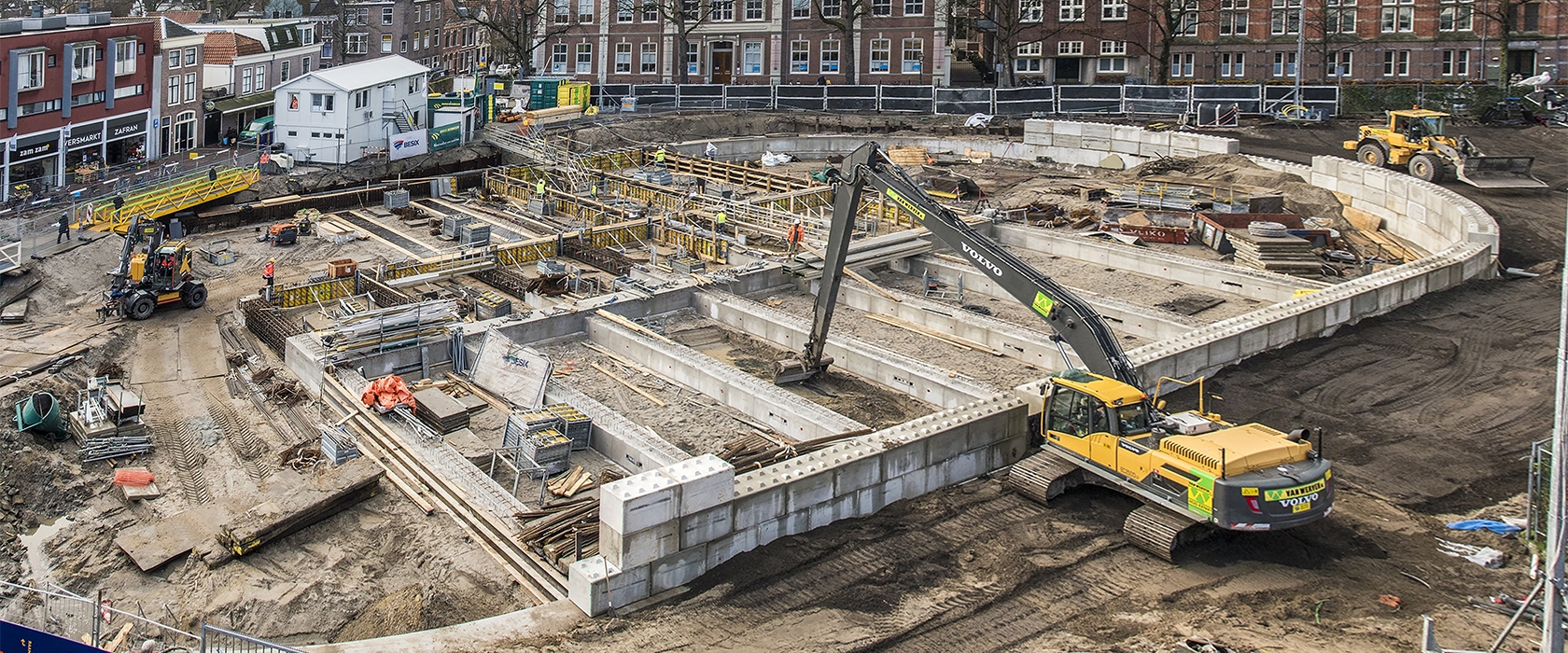 Overzicht van de bouwkuip van parkeergarage Garenmarkt met rupskranen aan het werk