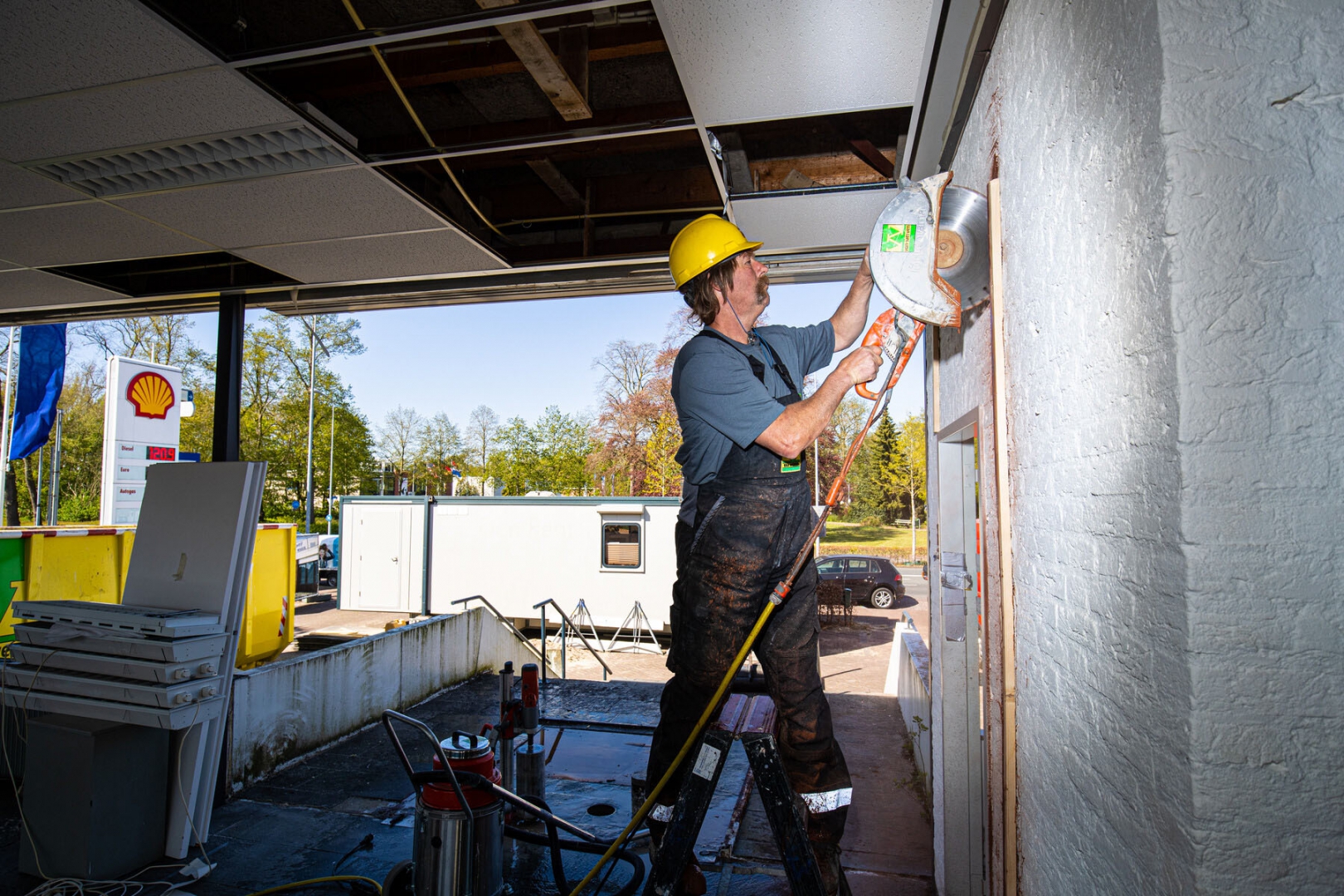 Medewerker van Van Werven strip het interieur van een pand tijdens een renovatiesloop